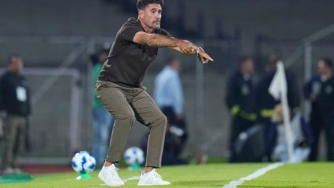 Gustavo Lema, director técnico de los Pumas de la UNAM, durante el partido correspondiente a la jornada 8 del torneo Apertura 2024 ante el Puebla.