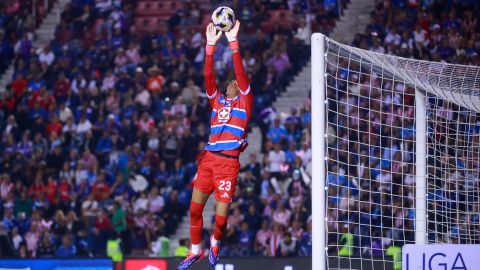 Ciudad de México, 21 de septiembre de 2024. Kevin Mier ataja tiro, durante el partido correspondiente a la jornada 9 del torneo Apertura 2024 de la Liga BBVA MX, entre la Máquina Celeste del Cruz Azul y las Chivas Rayadas del Guadalajara, realizado en el estadio Ciudad de los Deportes. Foto: Imago7/ Eloísa Sánchez