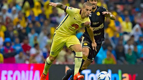 Ciudad de México, 11 de agosto de 2015. Dario Benedetto y Jonathan Lacerda, durante el partido correspondiente a la jornada 4 del torneo Apertura 2015 de la Liga Bancomer MX, entre las Aguilas del América y los Dorados de Sinaloa, celebrado en el estadio Azteca. Foto: Imago7/Ernesto Pérez M.