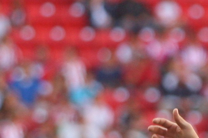 Zapopan, Jalisco, Abril 11. Hector Reynoso y Mauro Obolo durante el partido de la jornada 9 de la Copa Libertadores entre la Chivas Rayadas de Guadalajara y Velez Sarsfield de Argentina. Foto: IMAGO7/Saúl Nuez