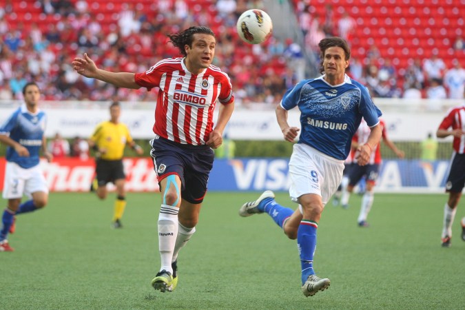 Zapopan, Jalisco, Abril 11. Hector Reynoso y Mauro Obolo durante el partido de la jornada 9 de la Copa Libertadores entre la Chivas Rayadas de Guadalajara y Velez Sarsfield de Argentina. Foto: IMAGO7/Saúl Nuez