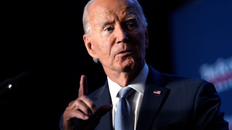 Biden señaló que la bajada de las tasas de interés permitirá acceder a préstamos más baratos.