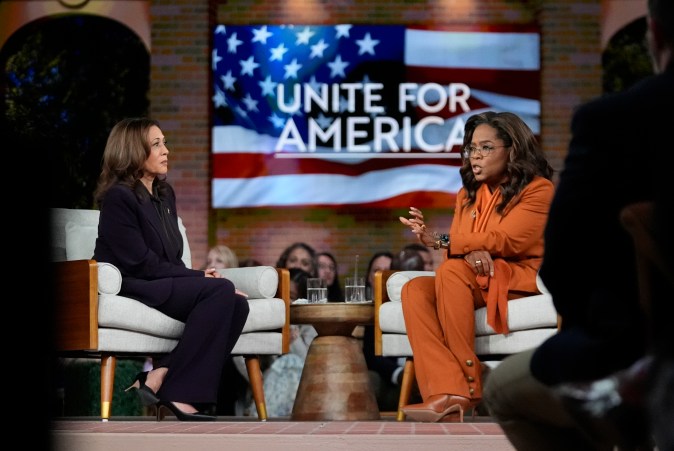La vicepresidenta Kamala Harris se unió a Oprah Winfrey en el evento de transmisión en vivo Unite for America de Oprah.