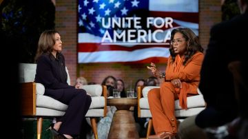 La vicepresidenta Kamala Harris se unió a Oprah Winfrey en el evento de transmisión en vivo Unite for America de Oprah.