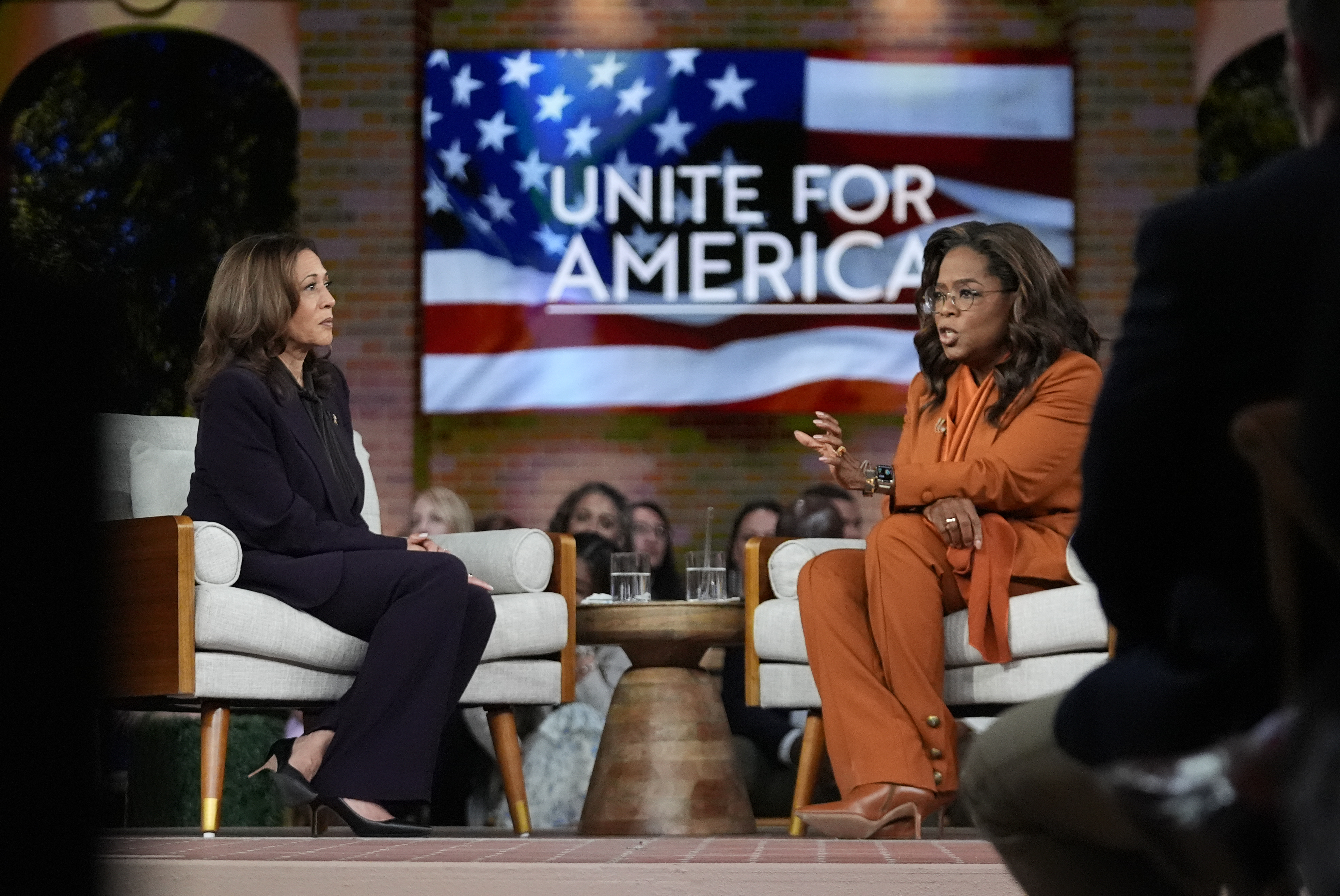 La vicepresidenta Kamala Harris se unió a Oprah Winfrey en el evento de transmisión en vivo Unite for America de Oprah.