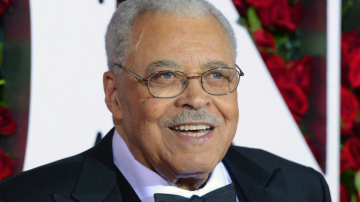 James Earl Jones es un legendario actor conocido por Darth Vader en Star Wars, Mufasa en El Rey León, y numerosos premios en cine y teatro.