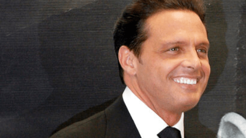 Luis Miguel, "El Sol de México", inició su carrera a los 12 años, convirtiéndose en ícono de la música latina con éxitos globales y giras taquilleras