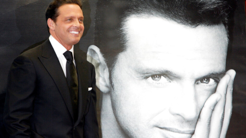 Luis Miguel, "El Sol de México", inició su carrera a los 12 años, convirtiéndose en ícono de la música latina con éxitos globales y giras taquilleras