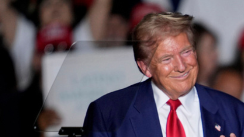 Nicky Jam es un cantante y compositor de reggaetón, nacido en Estados Unidos y criado en Puerto Rico, reconocido por éxitos como "El Perdón" y "Hasta el Amanecer." Donald Trump es un empresario y político estadounidense, expresidente de los Estados Unidos y actual candidato republicano para las elecciones presidenciales de 2024.