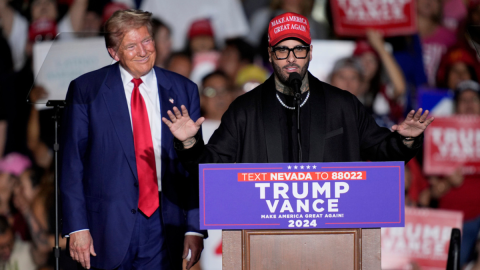 Nicky Jam es un cantante y compositor de reggaetón, nacido en Estados Unidos y criado en Puerto Rico, reconocido por éxitos como "El Perdón" y "Hasta el Amanecer." Donald Trump es un empresario y político estadounidense, expresidente de los Estados Unidos y actual candidato republicano para las elecciones presidenciales de 2024.