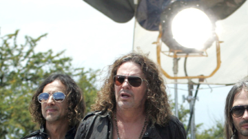 Maná es una banda de rock mexicana formada en 1986, reconocida por éxitos como Rayando el Sol y Vivir sin Aire. Nicky Jam es un cantante de reggaetón estadounidense de origen puertorriqueño, famoso por temas como El Perdón y Travesuras. Donald Trump es un empresario y político estadounidense que fue presidente de Estados Unidos de 2017 a 2021 y es candidato para las elecciones de 2024.