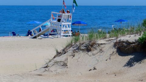 Se espera que la mujer atropellada por un oficial de policía en una playa de Nueva Jersey sobreviva.