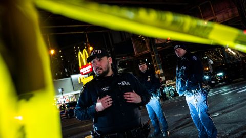 Uno de los jóvenes baleados en Nueva York recibió varios impactos de bala en la pierna y el torso, mientras que el otro recibió un disparo en la pierna.