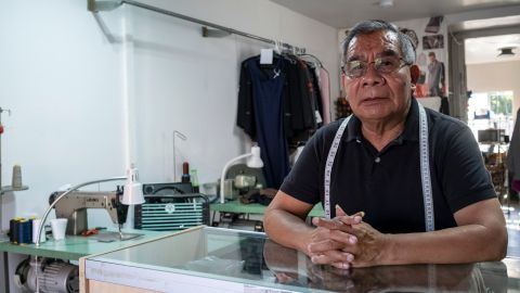 Pedro Perez, dueño de Pedro’s Alterations, posa para un retrato en su negocio en Santa Ana, Calif.