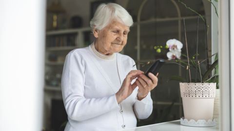 Por qué adultos mayores son más propensos a la influencia financiera impulsiva