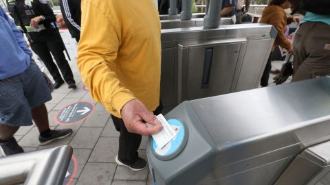 Los pasajeros deben tocar su tarjeta para entrar y salir de la estación.