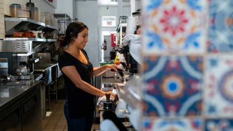 Lucia Ortega prepara un latte de galleta maría en su café Sierra Mexican Cafe en South Gate.