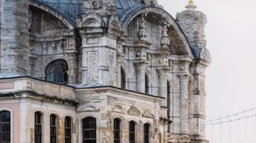 Tesla Model Y amplio