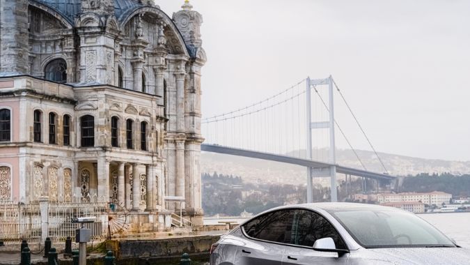 Tesla Model Y amplio