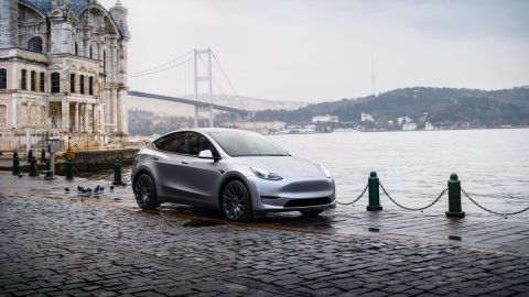 Tesla Model Y amplio