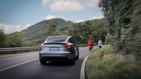 Tesla Model Y por detras