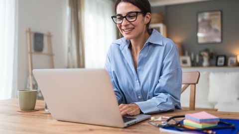 Descubre 5 formas de ganar dinero extra sin salir de casa