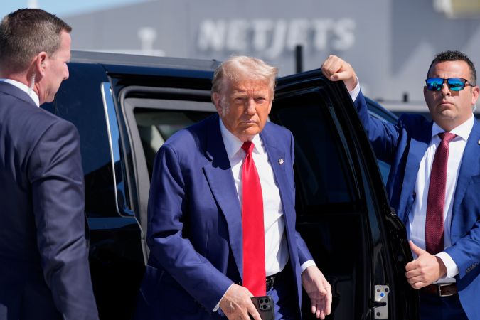 Donald Trump informó que se encuentra a salvo.