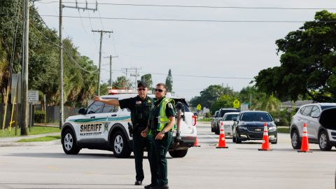 Un hombre armado con un rifle AK-47 con mira telescópica fue detenido por las autoridades tras el nuevo atentado a Donald Trump.