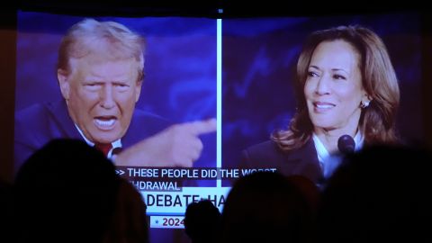 La gente observa el debate entre Harris y Trump en una pantalla en One Longfellow Square, el martes 10 de septiembre de 2024, en Portland.