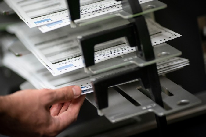 Funcionarios electorales estatales advierten que Servicio Postal no está listo para elecciones