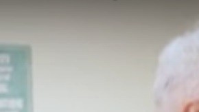 El candidato vicepresidencial Tim Walz y el actor Anthony Ramos.