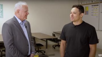 El candidato vicepresidencial Tim Walz y el actor Anthony Ramos.