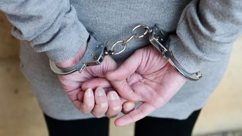 Los oficiales encontraron a la mujer dentro de la casa del desconocido en Wisconsin.