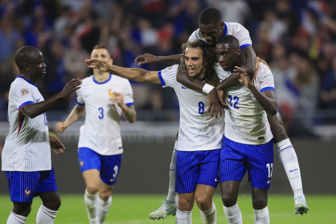 Los jugadores del combinado francés celebrando la anotación del delantero Randal Kolo Muani que los puso adelante ante la Selección de Bélgica.