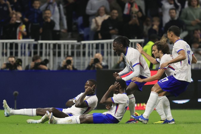 El delantero francés Ousmane Dembélé celebrando junto a sus compañeros la segunda anotación del combinado francés este lunes en Lyon.