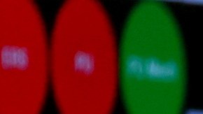 Helmut Marko conversando con el mexicano Sergio "Checo" Pérez durante este fin de semana del Gran Premio de Azerbaiyán.