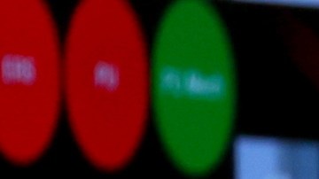 Helmut Marko conversando con el mexicano Sergio "Checo" Pérez durante este fin de semana del Gran Premio de Azerbaiyán.