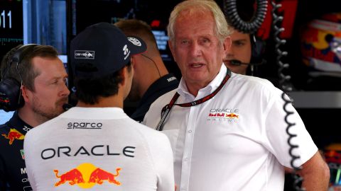 Helmut Marko conversando con el mexicano Sergio "Checo" Pérez durante este fin de semana del Gran Premio de Azerbaiyán.