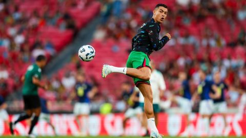 Lisboa (Portugal), 08/09/2024.- Cristiano Ronaldo of Portugal, who will not start the match, warms up ahead of the UEFA Nations League Group A soccer match between Portugal and Scotland in Lisbon, Portugal, 08 September 2024. (Lisboa) EFE/EPA/JOSE SENA GOULAO