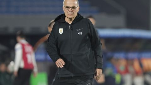 Marcelo Bielsa durante el encuentro de la Selección de Uruguay ante Paraguay correspondiente a la séptima jornada de las eliminatorias sudamericanas.