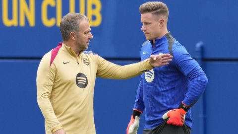 GRAFCAT8385. BARCELONA, 18/09/2024.- El entrenador del FC Barcelona, Hansi Flick, conversa con el portero Marc-André ter Stegen durante el entrenamiento que el equipo azulgrana ha realizado este miércoles en el estadio Johan Cruyff antes de viajar a Mónaco donde mañana debutan en la Liga de Campeones ante el AC Monaco. EFE/Alejandro García