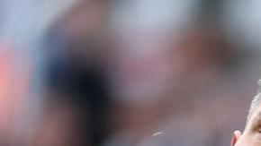 Newcastle (United Kingdom), 28/09/2024.- Manchester City'Äôs Erliing Harland (R) vies for the ball with Newcastle'Äôs Dan Burn (C) during the English Premier League soccer match between Newcastle United and Manchester City, in Newcastle, Britain, 28 September 2024. (Reino Unido) EFE/EPA/ADAM VAUGHAN EDITORIAL USE ONLY. No use with unauthorized audio, video, data, fixture lists, club/league logos, 'live' services or NFTs. Online in-match use limited to 120 images, no video emulation. No use in betting, games or single club/league/player publications.