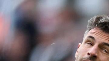 Newcastle (United Kingdom), 28/09/2024.- Manchester City'Äôs Erliing Harland (R) vies for the ball with Newcastle'Äôs Dan Burn (C) during the English Premier League soccer match between Newcastle United and Manchester City, in Newcastle, Britain, 28 September 2024. (Reino Unido) EFE/EPA/ADAM VAUGHAN EDITORIAL USE ONLY. No use with unauthorized audio, video, data, fixture lists, club/league logos, 'live' services or NFTs. Online in-match use limited to 120 images, no video emulation. No use in betting, games or single club/league/player publications.