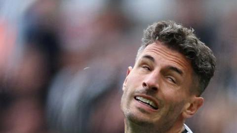 Newcastle (United Kingdom), 28/09/2024.- Manchester City'Äôs Erliing Harland (R) vies for the ball with Newcastle'Äôs Dan Burn (C) during the English Premier League soccer match between Newcastle United and Manchester City, in Newcastle, Britain, 28 September 2024. (Reino Unido) EFE/EPA/ADAM VAUGHAN EDITORIAL USE ONLY. No use with unauthorized audio, video, data, fixture lists, club/league logos, 'live' services or NFTs. Online in-match use limited to 120 images, no video emulation. No use in betting, games or single club/league/player publications.