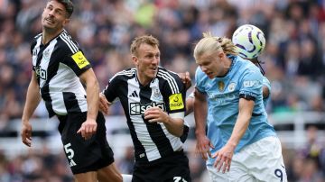 Newcastle (United Kingdom), 28/09/2024.- Manchester City'Äôs Erliing Harland (R) vies for the ball with Newcastle'Äôs Dan Burn (C) during the English Premier League soccer match between Newcastle United and Manchester City, in Newcastle, Britain, 28 September 2024. (Reino Unido) EFE/EPA/ADAM VAUGHAN EDITORIAL USE ONLY. No use with unauthorized audio, video, data, fixture lists, club/league logos, 'live' services or NFTs. Online in-match use limited to 120 images, no video emulation. No use in betting, games or single club/league/player publications.