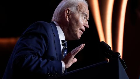 Biden dice que consumo de fentanilo baja pero sigue matando a miles cada año