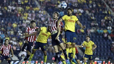 MEX8744. CIUDAD DE MÉXICO (MÉXICO), 14/09/2024.- Antonio Briseño (i) de Guadalajara disputa un balón con Néstor Araujo de América este sábado, durante un partido correspondiente a la jornada 7 del torneo Apertura 2024 en el estadio Ciudad de los Deportes en Ciudad de México (México). EFE/ Sáshenka Gutiérrez