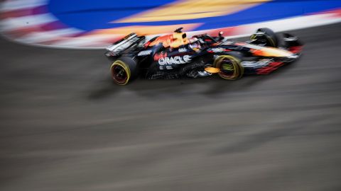 Singapore (Singapore), 22/09/2024.- Dutch driver Max Verstappen of Red Bull Racing in action during the Singapore Formula One Grand Prix at the Marina Bay Street Circuit, Singapore, 22 September 2024. (Fórmula Uno, Singapur, Singapur) EFE/EPA/TOM WHITE