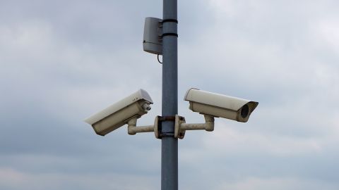 Los narcos instalan cámaras de videovigilancia en postes de ciudades fronterizas.