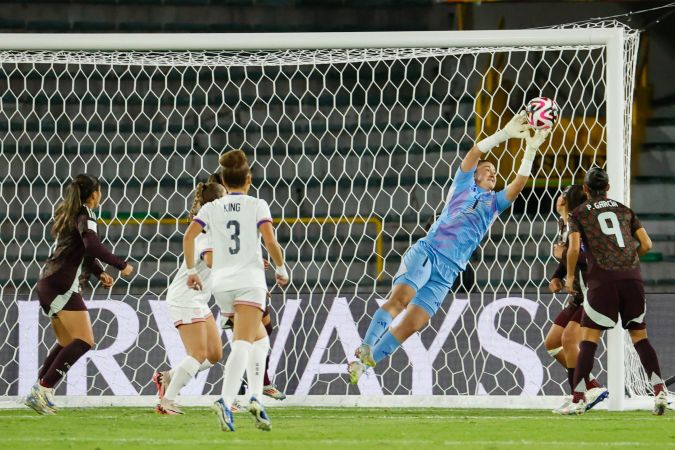 AME8357. BOGOTÁ (COLOMBIA), 11/09/2024.- Renatta Fedra Cota (2-d) de México rechaza un balón este miércoles, en un partido de los octavos de final de la Copa Mundial Femenina sub-20 entre las selecciones de México y los Estados Unidos en el estadio de El Campín en Bogotá (Colombia). EFE/ Mauricio Dueñas Castañeda